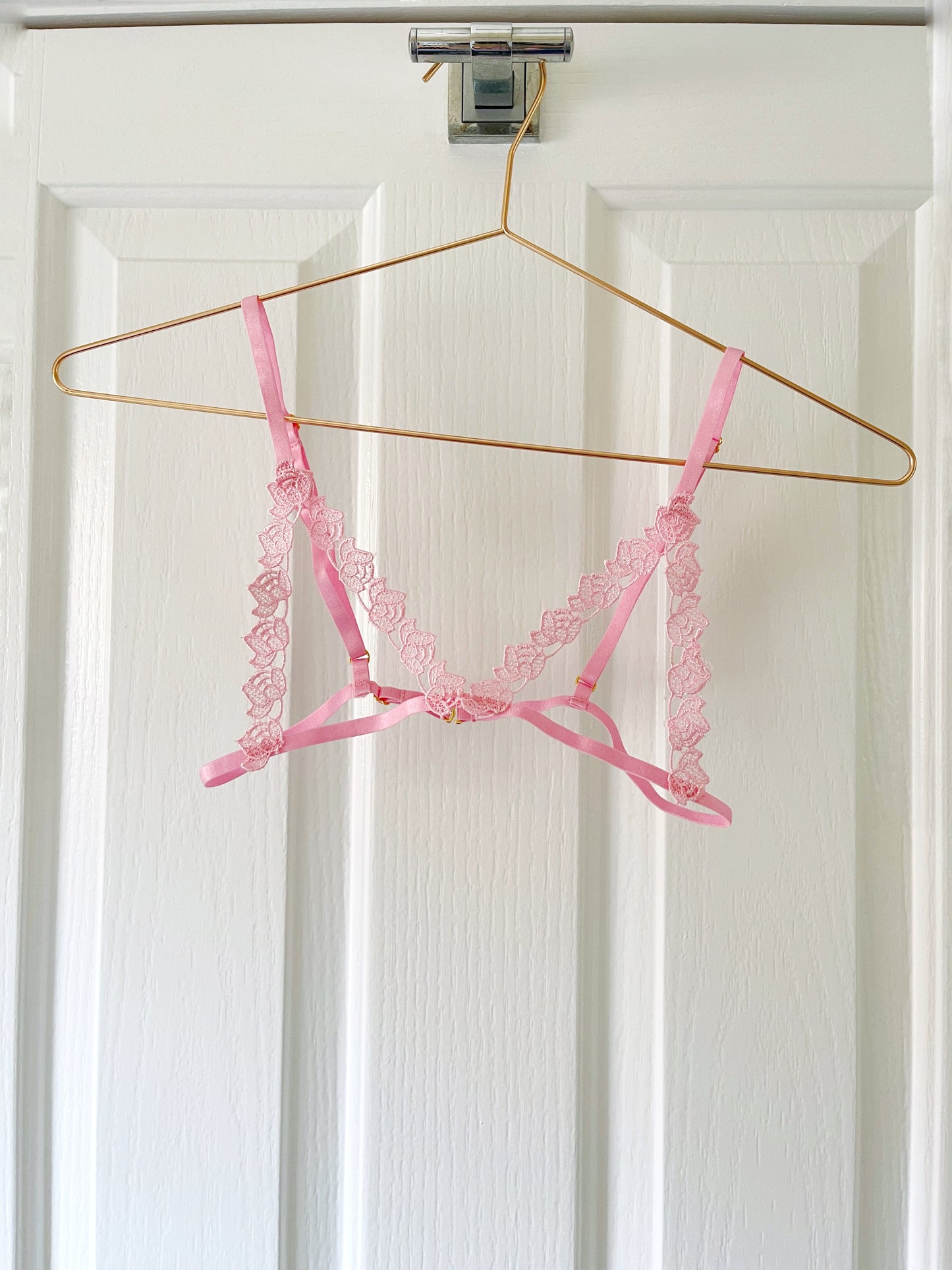 Pink Water-Soluble Floral Hollow-Out Triangle Cup Adjustable Shoulder Strap Halter Garter Three-Piece Lingerie Set